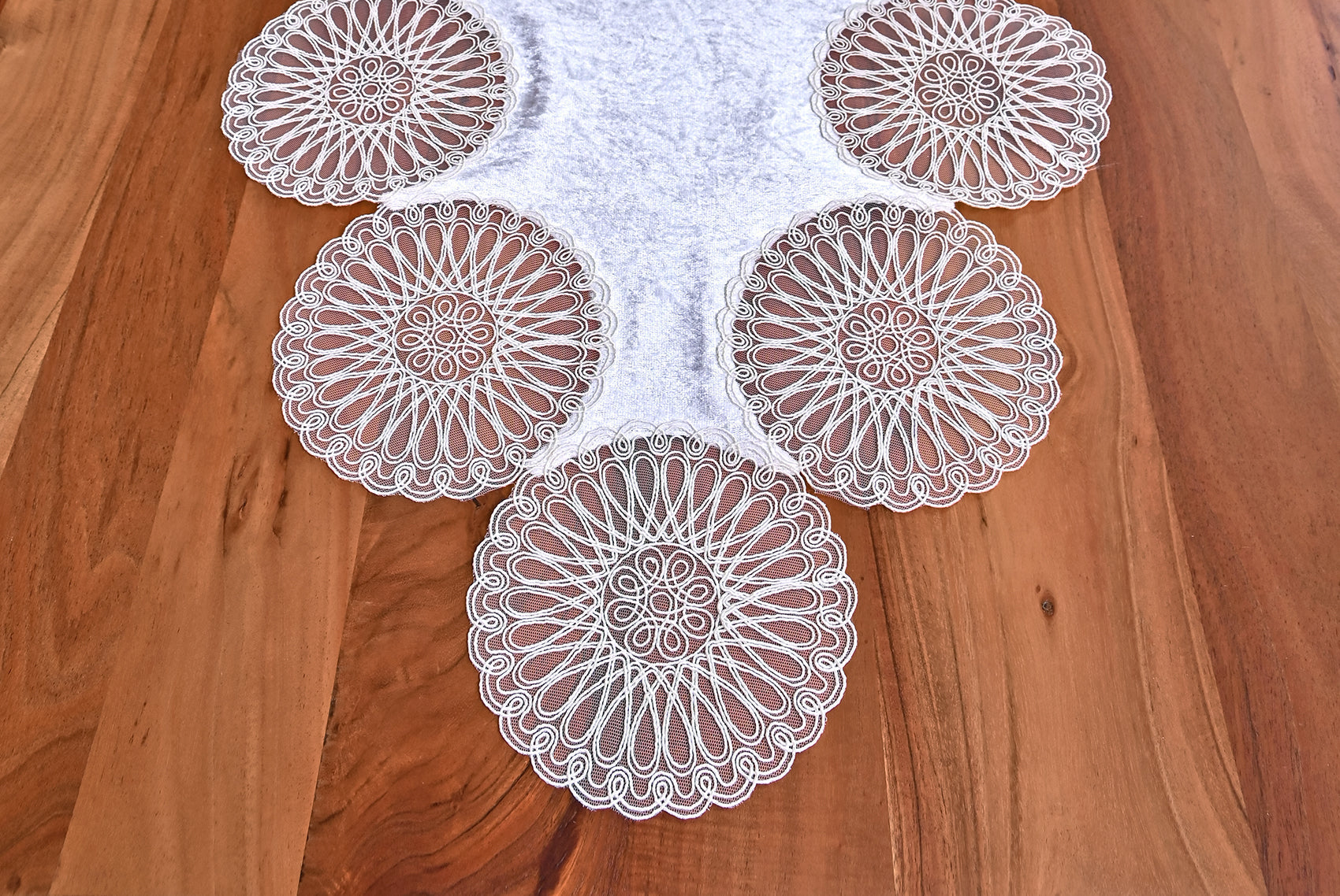 Mira bársony asztali futó, bézs, arany csipkével 60*160 cm Amcaoglu